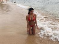 Kristina Basham moczy ciało w morzu
